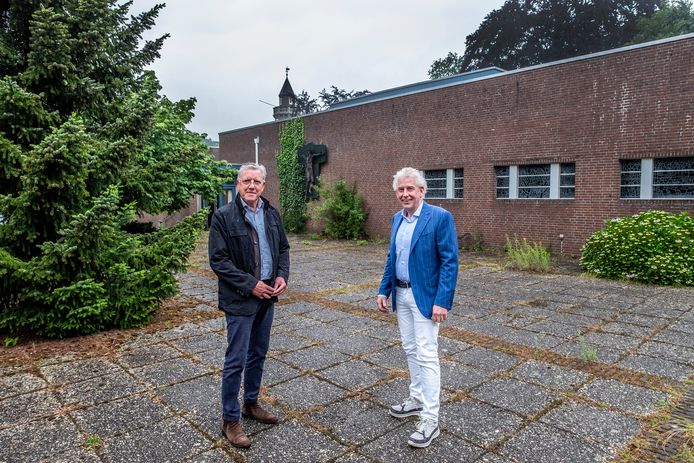 Parochiebestuurder Jos Verstegen en nieuwe eigenaar Max Krol voor de  Onze Lieve Vrouw van het Heilig Hartkerk in Berg en Dal. Op de achtergrond is het torentje van landhuis De Wychert nog zichtbaar.