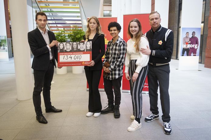 V.l.n.r. Staatssecretaris Maarten van Ooijen, Nienke, Jason, Carlijn en Jamai Loman. Nienke, Jason en Carlijn overhandigen aan staatssecretaris Van Ooijen 134.010 handtekeningen die opgehaald zijn voor de petitie ‘Stop gesloten jeugdzorg’.