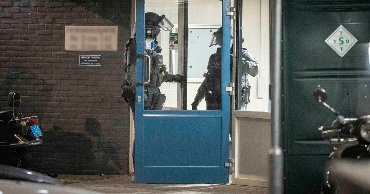 Une unité spéciale de la police envahit un appartement à Arnhem Sud |  Arnhem