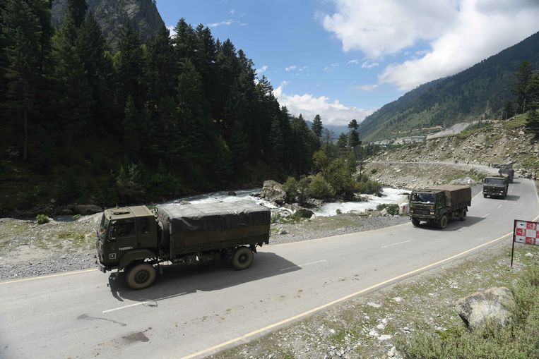 Voertuigen van het Indiase leger op weg richting Ladakh. Inde de oostelijke gedeeltes van Ladakh is het contact tussen China en India gespannen.  Beeld EPA