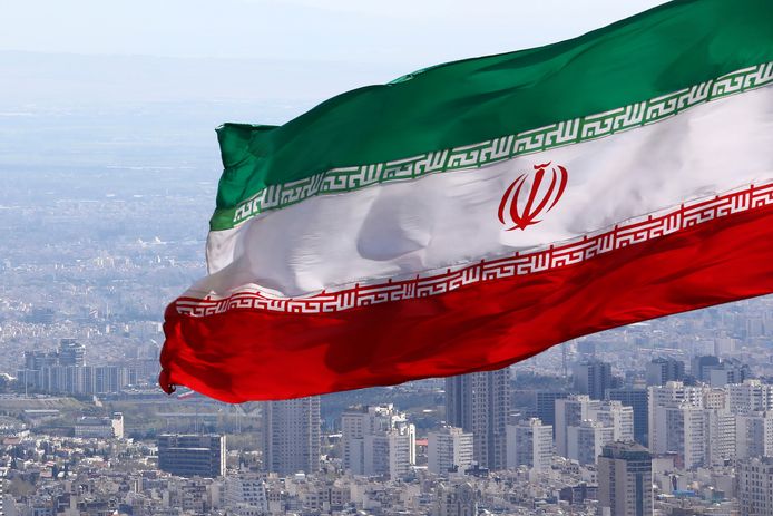 De Iraanse vlag boven hoofdstad Teheran.