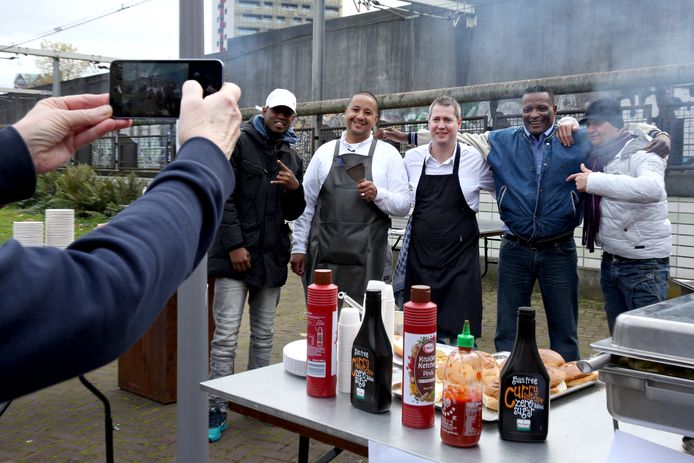 François Geurds en zijn personeel kunnen niet meer stuk bij de dak- en thuislozen. ,,Hier ik haal ik minstens zoveel voldoening uit als dat ik voor mijn restaurantgasten kook’’, zegt de chefkok.