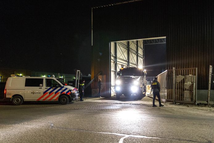 Arrestatieteam valt bedrijfspand binnen in Oosterhout. Foto Mathijs Bertens / MaricMedia