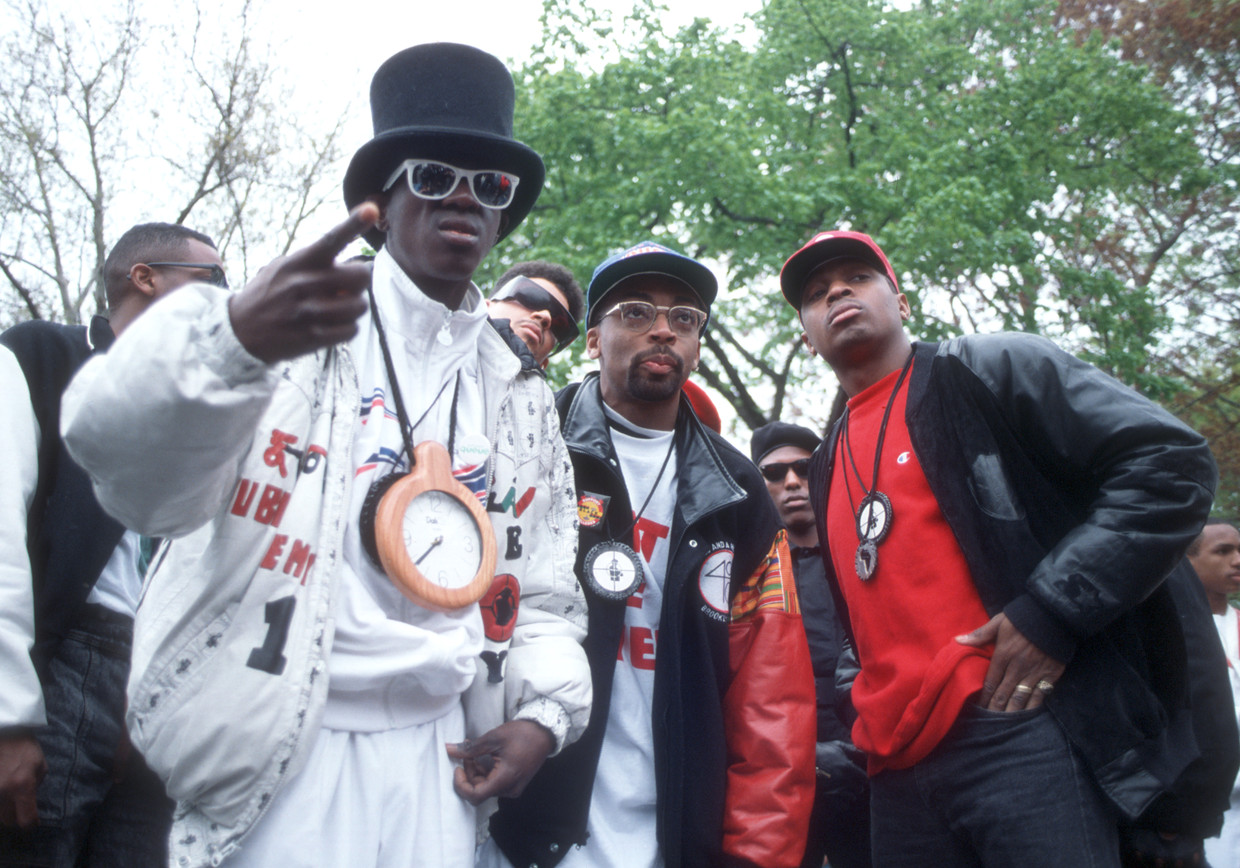 Spike Lee tussen Flavor Flav, Chuck D en de andere leden van Public Enemy. Beeld Michael Ochs Archives