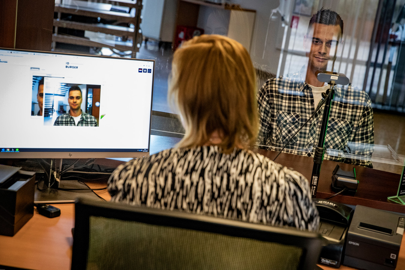 Steeds meer Nederlandse gemeenten maken gebruik van een gezichtsscanner om identiteitsfraude tegen te gaan.