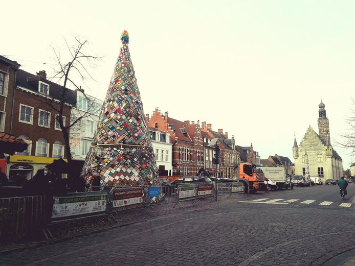 De wandeling door Herentals vertrekt op de Grote Markt, waar momenteel de grootste 'warmste' kerstboom van Europa staat opgesteld.