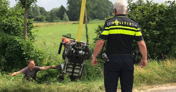 Man rijdt met scootmobiel sloot in Saasveld in