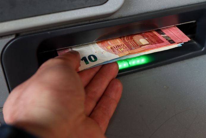 En meteen werd er dik 1000 euro gepind met het pasje.