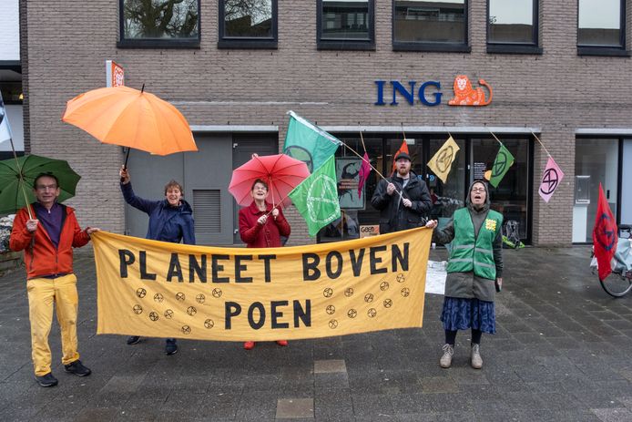 Actie van Extinction Rebellion ING-kantoor in Amersfoort: 'Stop met financiering klimaatcrisis' | Amersfoort | AD.nl