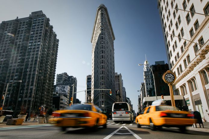 Gele taxi's voor het Flatiron Building, voorheen bekend als Fuller Building op 175 Fifth Avenue in Manhattan, New York.