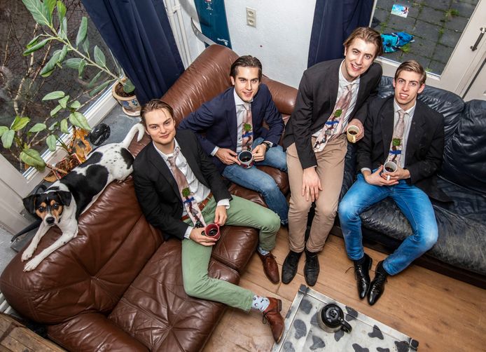 Eindhoven. De vier studenten Stan Timmermans, Dirk Beekmans, Jord van Nederveen en Norbert Perreijn deden actief mee aan 'dry january'.
