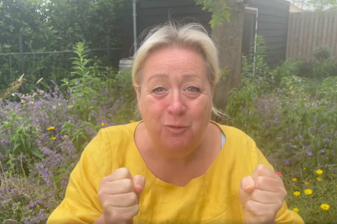 Operatie Tegen Kanker Bij Christel De Laat Geslaagd Theater In Het 