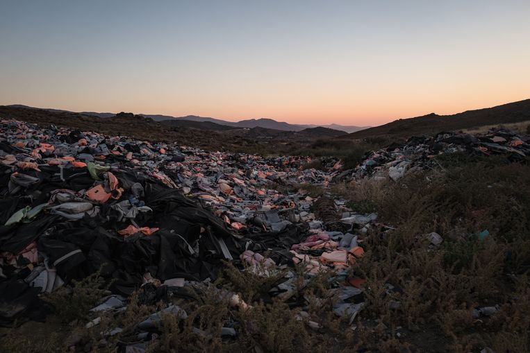 Het 'kerkhof van de zwemvesten' op Lesbos, achtergelaten door de bootvluchtelingen die het eiland wisten te bereiken. Beeld Nicola Zolin