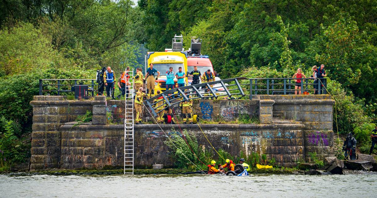 Automobilist gewond uit het water gehaald, nadat ze met auto door hek heenrijdt | 112 nieuws Hoeksch