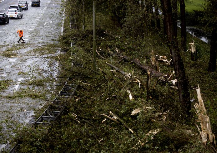 Stormschade op de snelweg A9. Door de eerste zomerstorm van het jaar, genaamd Poly, liggen bomen en takken op de weg. Het KNMI gaf voor een deel van het land code rood af.