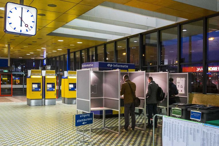 Een stembureau op station Nijmegen vanmorgen vroeg. Beeld anp