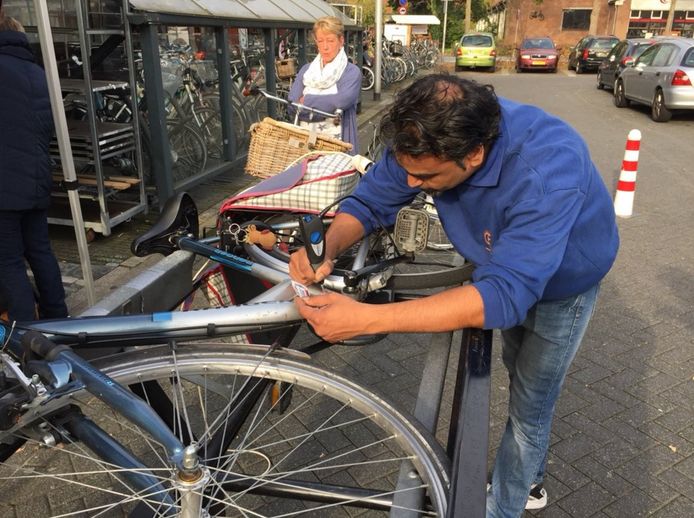 slaap bord Geven Ruim 200 Ambachtse fietsen minder aantrekkelijk voor dieven | Dordrecht |  AD.nl