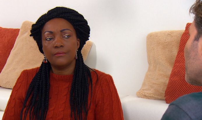 La vicina Helen ascoltò con attenzione Frans Bauer per calmarsi.