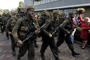 Nieuwbakken commando's lopen de Roosendaalse kazerne binnen. foto Peter van Trijen/het fotoburo