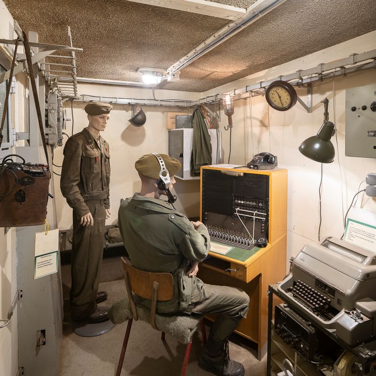 In the command bunker.  Statue Harry Cock / de Volkskrant