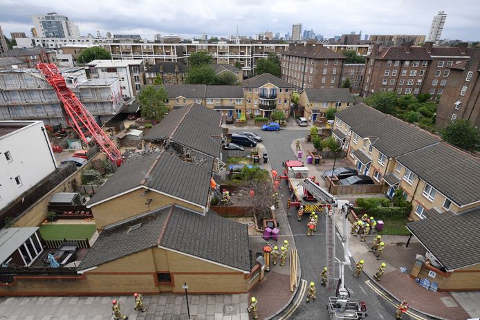 Schade in Bow, Londen, nadat een kraan op een aantal huizen viel.