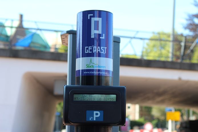 Betaalautomaat bij de parkeerplaats aan de Kegelbaan in het centrum van Helmond.