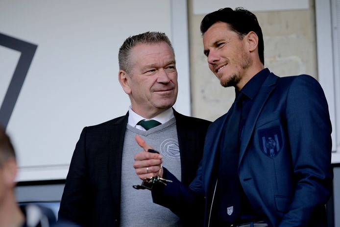 Directeur Hans Nijland van FC Groningen in gesprek met zijn gedroomde opvolger Mark-Jan Fledderus.