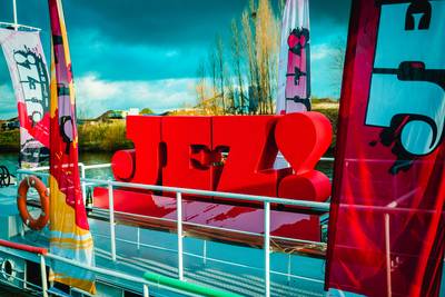 LIVE. JEZ!-boot meert aan in Antwerpen: volg hier de optredens van Gustaph, Grace én Pommelien Thijs
