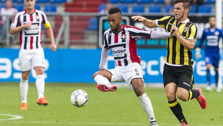 Duel met (L-R) Willem II Speler Funso Ojo, Vitesse speler Nathan de Souza. Beeld anp