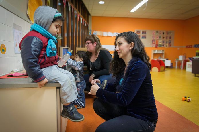 Kinderen worden opgehaald van de Zonnekinderenlocatie in Gendt. (Archieffoto)