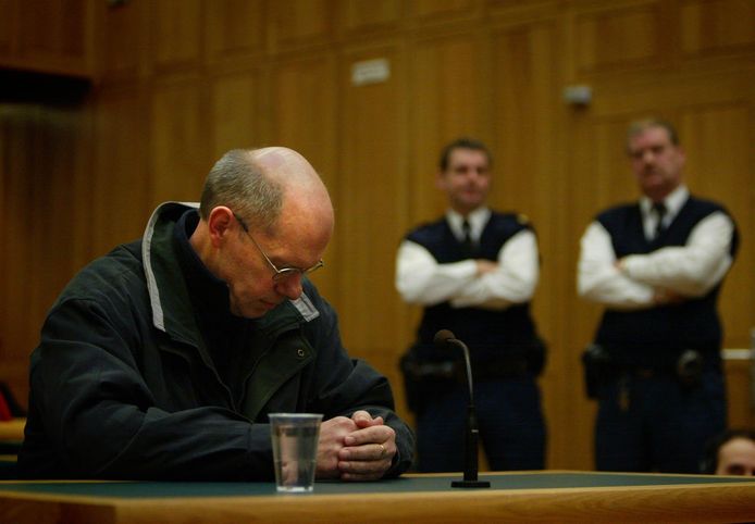 Ernest Louwes werd eerder tot twaalf jaar cel veroordeeld voor de moord op Jacqueline Wittenberg in 1999. Zijn DNA werd gevonden op een kledingstuk van het slachtoffer.