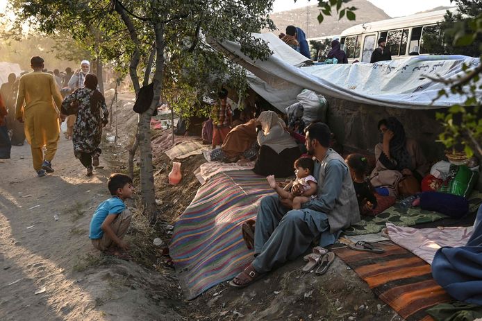 Keluarga Afghanistan yang melarikan diri dari Kunduz duduk di luar tenda darurat mereka di dekat Sara North di Kabul.