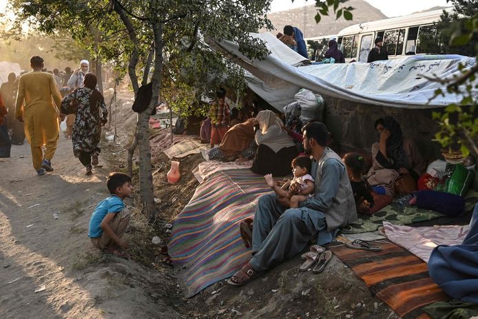 Le famiglie afgane fuggite da Kunduz siedono fuori dalle loro tende improvvisate vicino a Sara North a Kabul.