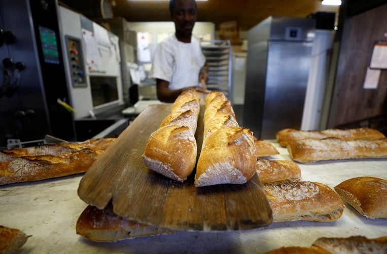 Een bakker in Nice toont zijn vers gebakken baguettes. Beeld REUTERS