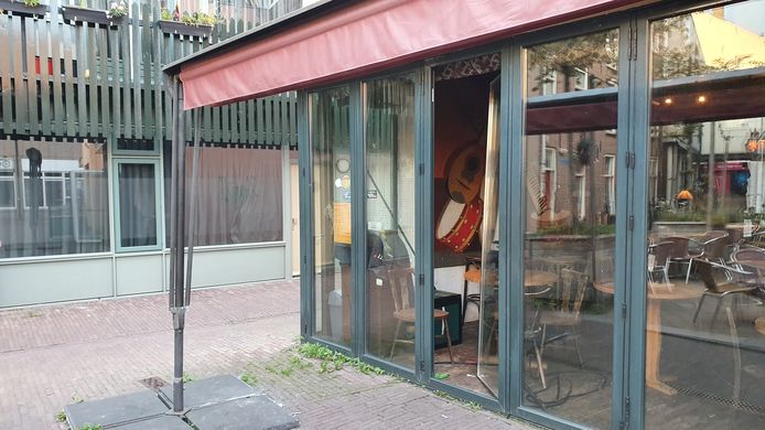 Van het een café aan de Heerenstraat in Wageningen is een glas uit de schuifpui geduwd.