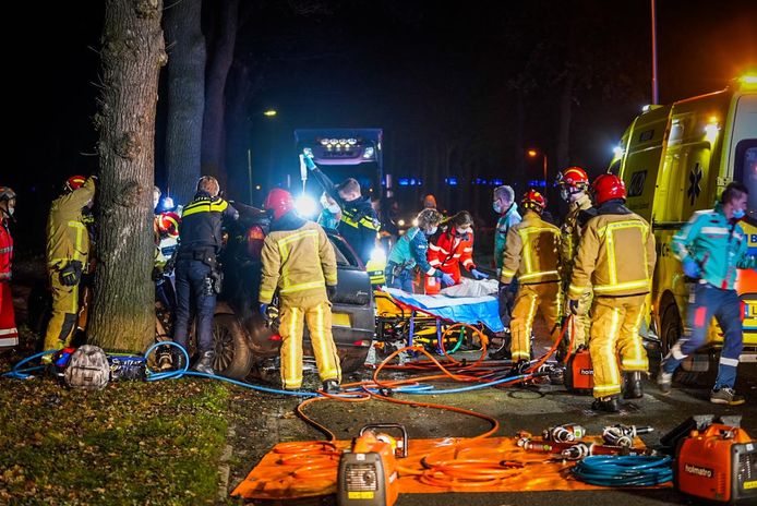 Meerdere brandweerwagens waren uitgerukt om de 18-jarige bestuurder uit zijn auto op de Mispelhoefstraat in Eindhoven te bevrijden.