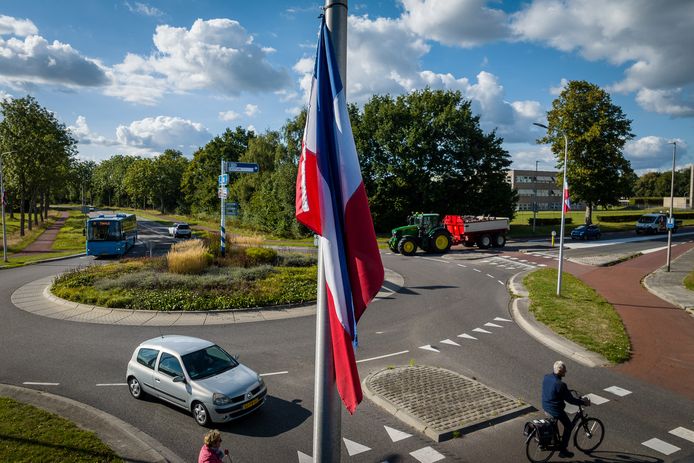 De gemeente Steenwijkerland roept op om vlaggen aan onder meer lantarenpalen en bij rotondes zelf te verwijderen