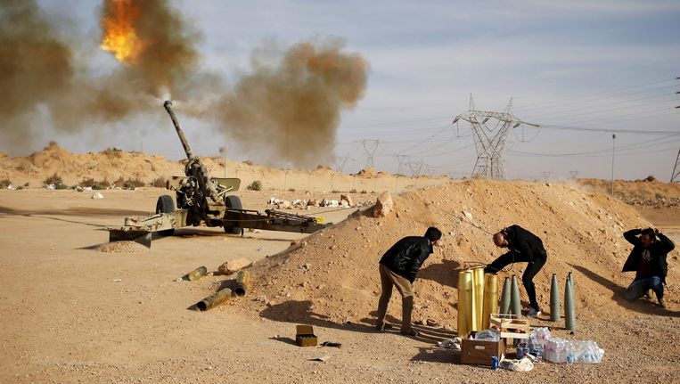 Libische strijders bestoken stellingen van IS nabij Sirte. De nachtmerrie is 'een kalifaat met toegang tot miljarden aan olieopbrengsten'. Beeld RV