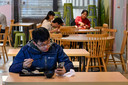 Een van de plots weer geopende restaurants in Guangzhou.