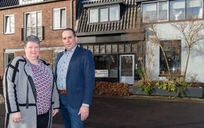 Annie Harmsen en Marc Koenders. Rechts het pand waar binnenkort de tabakswaren worden verkocht.
