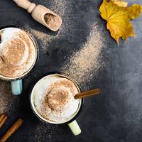De ‘cinnamon roll latte’ is dé koffietrend deze herfst