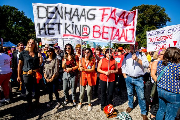 Jeugdzorgwerkers tijdens een staking eerder dit jaar vanwege crisis in de jeugdzorg.