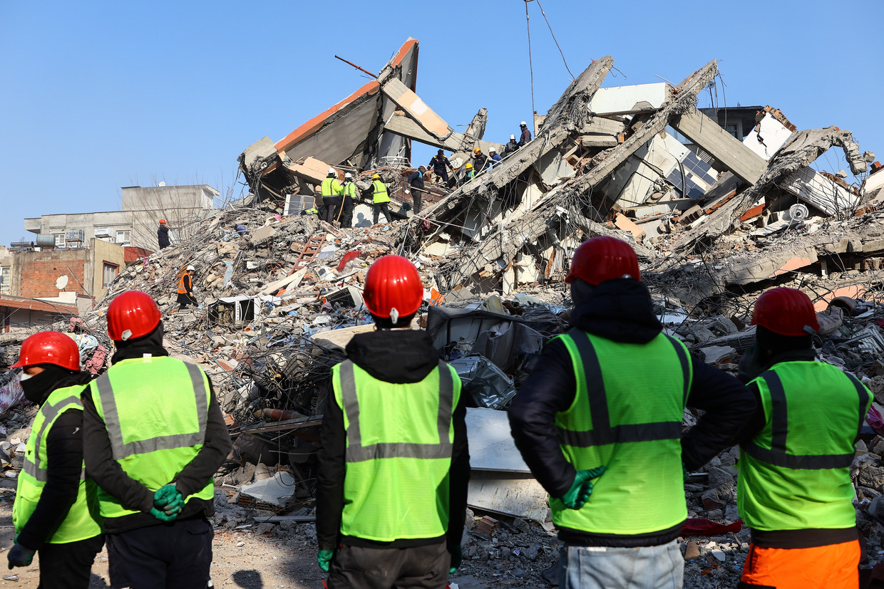 Reddingswerkers bij een ingestort gebouw in Adiyaman.  Beeld ANP / EPA
