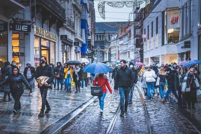druk in de Veldstraat in Gent, waar 'Hollands' vandaag de voertaal lijkt. shoppen, eindejaarsperiode