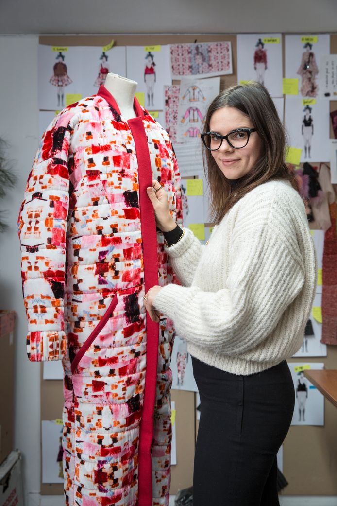 Designer Alexandra Frida is in haar atelier druk bezig met de collectie.