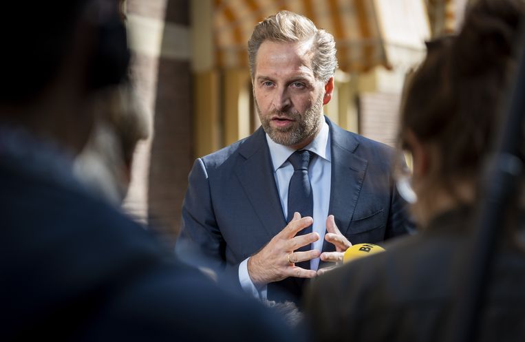  Minister voor Volkshuisvesting en Ruimtelijke Ordening Hugo de Jonge bij aankomst op het Binnenhof voor de wekelijkse ministerraad. Beeld Lex van Lieshout / ANP