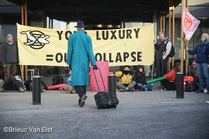 Actievoerders blokkeren de toegang van de terminal van de privéjets op Zaventem.