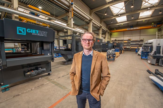 Kaltenbach-ceo Stephan Toxopeüs in de productiehal in Hengelo