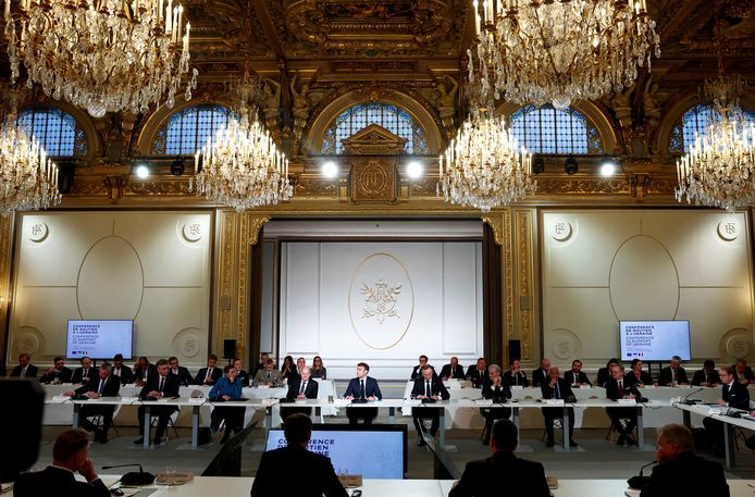 Beeld van de Europese top over steun aan Oekraïne in Parijs.