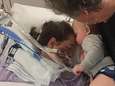 Het hartverscheurende moment dat kleine jongen stervende mama laatste kus geeft
